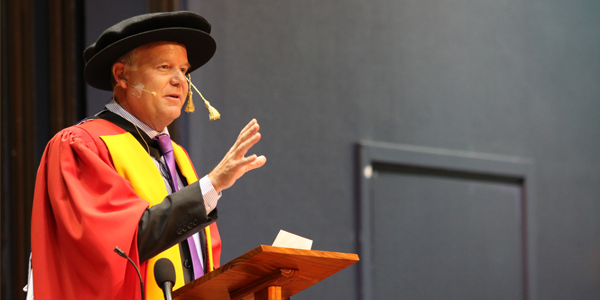 Professor Lee Berger addresses graduands during the 2016 March graduations cluster. Professor Lee Berger addresses graduands during the 2016 March graduations cluster.